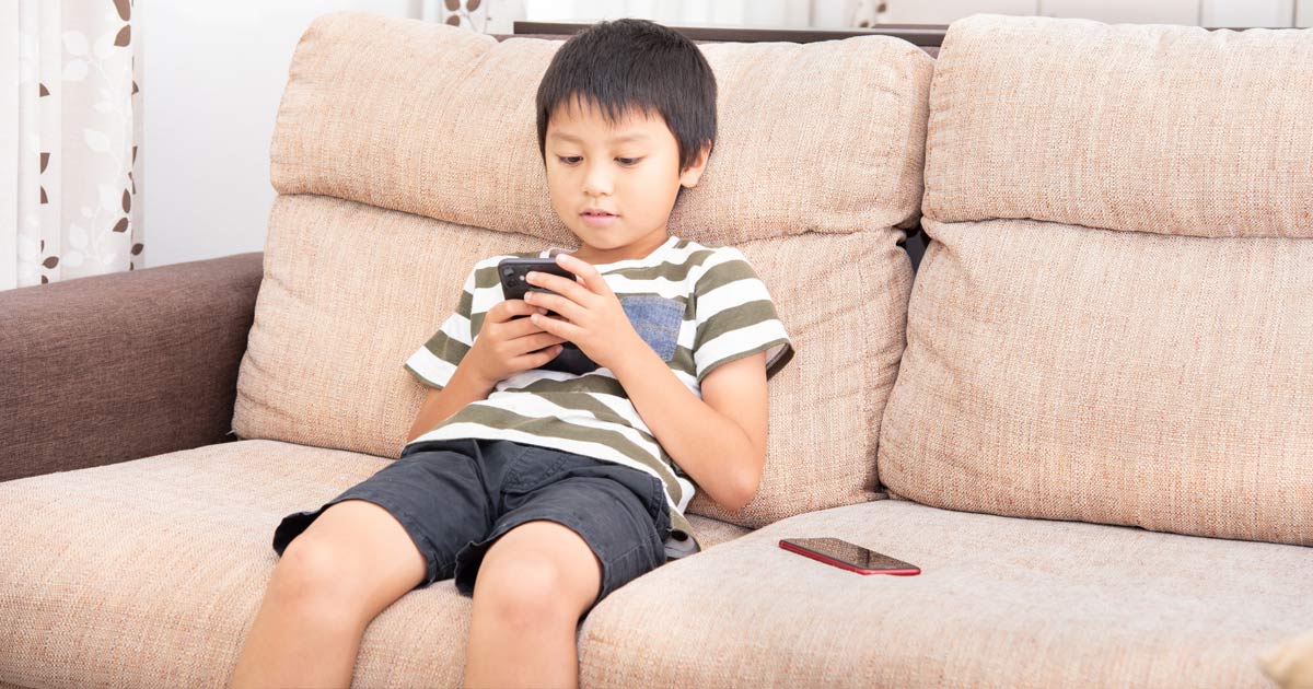 子どもにはいつからスマホを持たせる？適切なタイミングとスマホ中毒の防止策